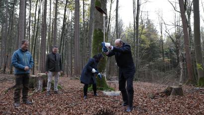 Bild: Bayerisches Finanz- und Heimatministerium /Christian Blaschka
Anfang November pflanzte Heimatminister Albert Füracker gemeinsam mit Landwirtschaftsministerin Michaela Kaniber (im Hintergrund) die ersten der 1000 Bäume, für welche die Umfrage-Teilnehmer Baumpatenschaften gewinnen konnten.