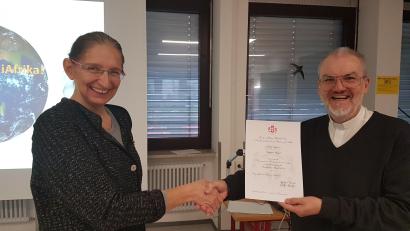 Bild: Stefan Schindler/exb
Pater Gerhard überreichte den "Sovereign Military Order of Malta" an das JAS-Gymnasium.