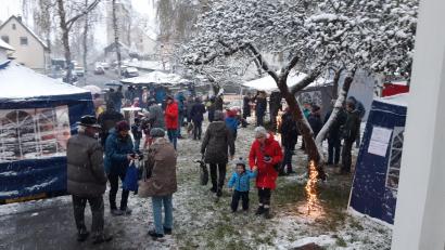 Bild: Silvia Ippisch/exb
Der Adventsbasar des Katholischen Frauenbundes Oberwildenau fand nach zweijähriger Coronapause in diesem Jahr wieder im Garten des Pfarrheims statt.