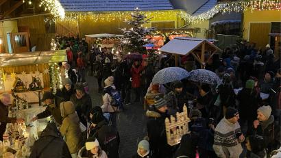 Bild: Thomas Rohrwild/exb
Herabhängende Lichterketten an den schneebedeckten Dachenden und leichtes Schneegrieseln tauchen den Vierseithof der Familie Sorgenfrei in eine winterliche Atmosphäre.