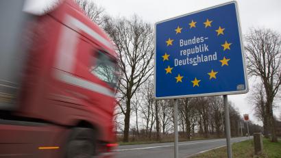 Symbolbild: Friso Gentsch /dpa
Ein Teil der 37 Geflüchteten wurde in einem Lkw über die deutsch-tschechische Grenze bei Waidhaus geschleust.