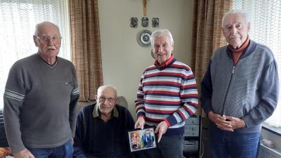 Bild: Manfred Haberzeth/exb
Alois Lippert (sitzend) nahm an seinem Geburtstag auch die Glückwünsche von (von links) Hans Reger, Manfred Haberzeth und Hubert Brunner vom Verdi-Seniorenvorstand Oberpfalz entgegen.