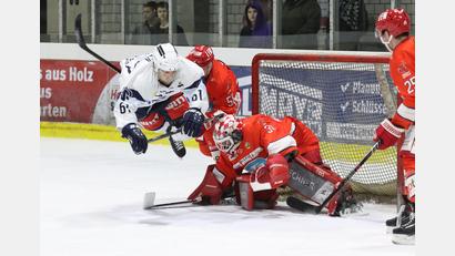 Bild: Roland Halmel
Flugeinlage von Chad Bassen vor dem Peitinger Kasten: Die Blue Devils gewannen am Freitagabend beim EC Peiting mit 3:2.