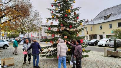 Bild: Kostner/exb
In einer gemeinschaftlichen Aktion mehrerer Vereine wurde der Baum auf dem Pfreimder Marktpatz aufgestellt und geschmückt.