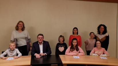 Bild: Stefanie Gradl
Den glücklichen Gewinnern überreicht Bürgermeister Hans-Martin Schertl (Dritter von links) die Familienbadekarten für 2023 (von links): Felix und Katharina Kreuzer, Sarah, Verena und Karin Braun sowie Fiona, Marlene und Patricia Höser.