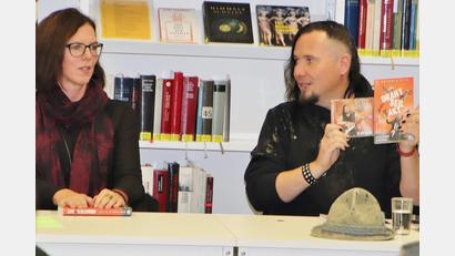 Bild: Dobler
Antonia Vitz und Daniel Gumo Reiss stellten in der Schwandorfer Stadtbibliothek ein ungewöhnliches Kunstprojekt vor.