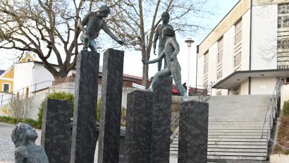 Bild: gf
Der Betonsockel des Lausbuben-Brunnens in Gebenbach ist marode und nach Einschätzung von Fachfirmen „nicht mehr sanierungsfähig“. Ob auf einen Brunnen verzichtet wird und die Lausbuben auf einem mit Granitkleinsteinen gepflasterten Plateau aufgestellt werden, ist noch offen.