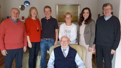 Bild: Stadt Waldershof/exb
Glückwünsche zum 95. Geburtstag: Im Bild von links Seniorenbeauftragter Gerhard Weber, Familie Schöffel, Nichte Marita Daubner, Bürgermeisterin Margit Bayer, Stadtpfarrer Bernd Philipp und vorne Jubilar Helmut Schreyer.