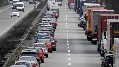 Symbolbild: Holger Hollemann/dpa
Nach einem Unfall haben unter anderen Taxifahrer die Rettungsgasse missbraucht.