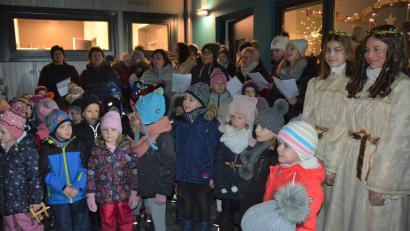 Bild: jr
Die Kinder des Kindergartens St. Hedwig bereicherten mit vier Liedern den Auftakt der Adventsschaufensterreihe in Mitterteich beim Malerbetrieb Blechinger. Mit dabei waren auch zwei Engelchen, die Plätzchen an die kleinen Besucher verteilten.