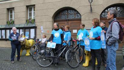 Bild: ads
Sigrid Spies vom lokalen Bündnis Radentscheid Bayern für Amberg und den Landkreis Amberg-Sulzbach (links) und ihre Mitstreiter bei der Übergabe der Unterschriften an die Stadt Amberg.