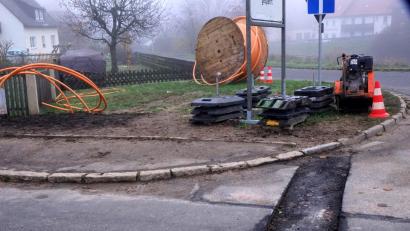 Bild: bkr
Viel gegraben wird zurzeit in Immenreuth. Alle Häuser erhalten die Möglichkeit eines Glasfaseranschlusses. Das bleibt nicht ohne Auswirkungen auf Straßen und Gehwege. Allerdings ist man nicht allerorts mit den Arbeiten zufrieden.