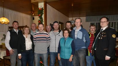 Bild: bey
Bürgermeiser Rainer Rewitzer (links) und Gauschützenmeister Stefan Brandmiller (rechts) sind höchst zufrieden;: Der Schützenverein 1516 Pleystein hat mit Erster Schützenmeisterin Annelie Stahl, Zweiten Schützenmeister Thomas Enslein, Kassier Andreas Müllner, Schriftführerin Annelies Hartung, Sportleiter Herbert Stahl (vorne, von links), den Kassenprüfern Alois Hubmann und Helmut Fraunhofer sowie den Beisitzern Johannes Baier und Manuel Götz (hinten, von rechts) wieder eine komplette Führungsriege.