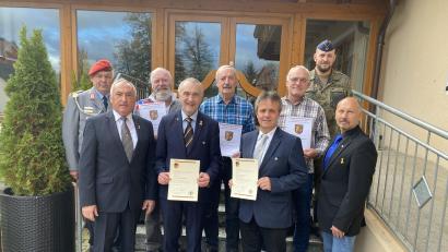 Bild: bö
Beim Verband der Reservisten der Deutschen Bundeswehr, Kreisgruppe Oberpfalz Mitte, wurden verdiente Mitglieder und Mandatsträger geehrt (von links): Stabsfeldwebel Johann Rothut, Ehrenvorsitzender Werner Gebhard, Hans-Reiner Heldrich, Bertram Gebhard, Werner-Paul Schmidt, Ludwig Nerb, Manfred Fuchs, Hauptfeldwebel Dietmar Müller vom Logistik-Bataillon 472 und Bezirksvorsitzender Manfred Zettl.