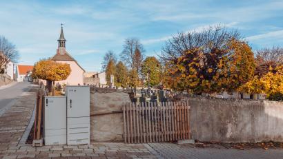 Bild: Susanne Forster
Am Friedhof in Bärnau ist zum zweiten Mal eine Probemauer errichtet worden (links neben Holzzaunelement). Wenn das Denkmalamt den „Entwurf“ freigibt, kann die Ausschreibung für den Neubau der Mauer starten.