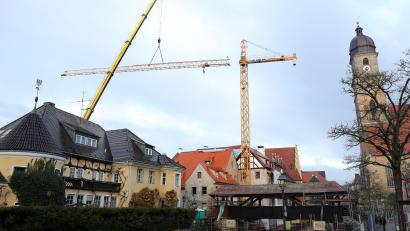 Bild: Wolfgang Steinbacher
Seit Mai 2021 prägte der Kran beim Bootshaus das Altstadtbild. Am Samstag wurde das riesige Gerät wieder abgebaut. Seine Arbeit ist erledigt.