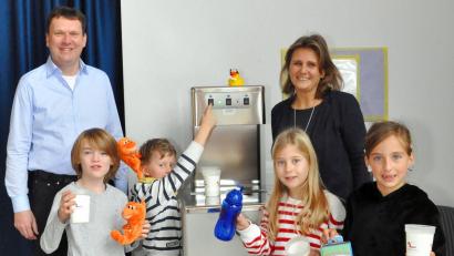 Bild: Karoline Gajeck-Scheuck/exb
Schwer vermisst wurde der Trinkwassersprudler in der Max-Josef-Schule Amberg. Stadtwerke-Geschäftsführer Stefan Winkler übergab das neue Gerät für Schüler und Lehrer stellvertretend an Rektorin Silke Kick.