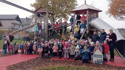Bild: Kindertagesstätte Pfiffikus
Die Kinder der Kindertagesstätte mit Leiterin Anke Griesbeck (re.) und Christoffer Hebisch links daneben