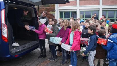Bild: wel
150 Päckchen aus den Grundschulen Oberviechtach, Winklarn und Dieterskirchen wurden für die Aktion "Kinder helfen Kindern" abgegeben.