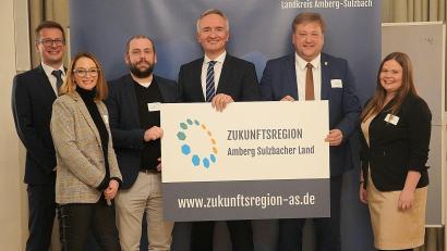 Bild: Martina Bösl/exb
Sie freuen sich auf eine erfolgreiche Zukunft in der Zukunftsregion Amberg-Sulzbach (von links): Tourismusleiter Hubert Zaremba, Ines Filipovic von der Agentur herzhaft, Stefan Hohmann von der Taskforce Fachkräftesicherung FKS+, Harald Schwartz, stellvertretender Landrat Stefan Braun sowie die Wirtschaftsförderin Angela Seidel.