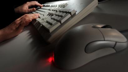 Symbolbild: Jochen Lübke
Wegen Betrugs ermittelt die Polizei, nachdem ein junger Mann aus Marktredwitz eine Spielkonsole bestellt, 450 Euro dafür bezahlt und nie erhalten hat.