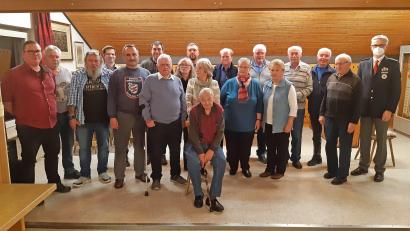 Bild: BRK-Kreisverband/exb
Die Geehrten mit den Ehrengästen (von links) Sebastian Braun, Stephan Braun, Achim Stumpf, Drittem Bürgermeister Jens Eckert, Bereitschaftsleiter Josef Markhof, Matthias Herrmann, Anton Markhof, Beate Kascha, Markus Braun, Rosemarie Pickert, Rolf Böttger, Peter Zaus, Sieglinde Kastl, Josef Bischof, Christa Markhof, Horst Kastl, Hans Wolf, Josef Matt und Kreisbereitschaftsleiter Richard Knorr.