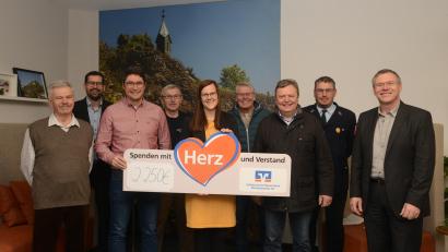 Bild: bey
Regionalmarktleiter Gerhard Röbl (Zweiter von links) überreicht mit Filialleiterin Caroline Kißler eine Gesamtspende von 2250 Euro an Parksteiner und Kirchendemenreuther Vereine und Einrichtungen.