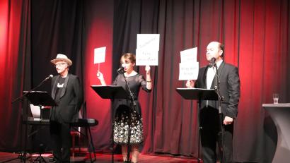 Bild: cog
Die Musenwunder Franz Tröger, Aline Joers und Patrick L. Schmitz (von links) brachten auf der Bühne des Capitols dem radikalen Pazifisten Kurt Tucholsky eine prächtige Hommage dar.