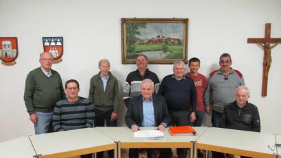 Bild: Gemeinde Kulmain/exb
Josef Popp (sitzend rechts) ist der neue Obmann der Feldgeschworenen, Andreas Kastner (sitzend links) sein Stellvertreter. Vor Bürgermeister Günter Kopp (sitzend Mitte) legten die neuen „Siebener“ Rainer Scherm und Marcel Braunreuther (stehend von rechts) den Amtseid ab.