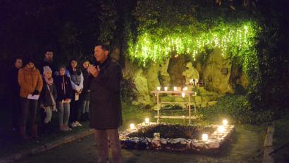 Bild: bey
Bürgermeister Rainer Rewitzer eröffnete die Weihnachtsfenster für dieses Jahr anlässlich einer kurzen Andacht an der Ölberggrotte.