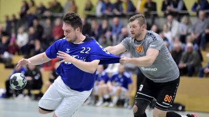 Bild: Hubert Ziegler
Auch wenn in dieser Szene Bastian Schaller (rechts) von der HG Amberg alle Verteidigungsmittel einsetzt, war Maxim Pankraz von der SG Auerbach/Pegnitz als bester Werfer mit neun Treffern im Derby nicht zu bremsen.
