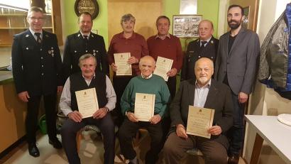 Bild: gi
Die Feuerwehr Ödpielmannsberg ehrte Feuerwehrleute für 50, 60 und 65-jährige Mitgliedschaft. Dazu gratulierten 1. Bürgermeister Armin Bulenda (rechts), Kreisbrandinspektor Martin Weig (Zweiter von rechts) und Vorsitzender Hermann Ach (links) mit 1. Kommandanten Karl Eckl (Zweiter von links) den Jubilaren Johann Sauer, Karl Eckl, Günther Eckl (von links vorne) sowie Johann Bayer und Josef Irlbacher (hinten von links).