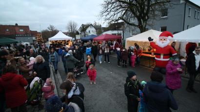 Bild: bjp
Aus Nah und Fern strömen die Besucher auf den Schwarzenbacher Dorfplatz.