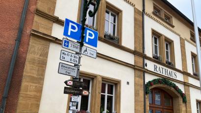Bild: e
Am Vilsecker Marktplatz gilt „Parkscheibenpflicht“ von zwei Stunden. Leider gibt es immer wieder Dauerparker, die tagelang am Marktplatz stehen. Die Polizei wird nun ab 1. Dezember den „ruhenden Verkehr“ am Marktplatz ab und an überprüfen und Verstöße ahnden.