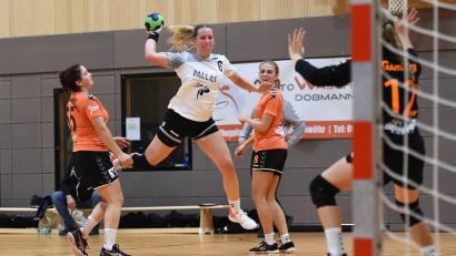 Bild: Büttner
Franziska Scheidler (Zweite von links) und ihre Teamkolleginnen vom HC Weiden siegten in Kelheim.