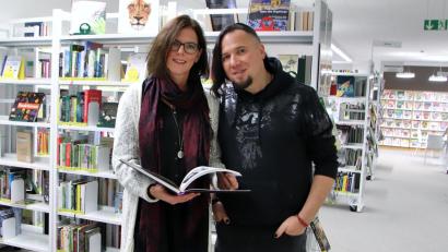 Bild: Thomas Dobler
Autorin Antonia Vitz und Musiker Daniel Gumo Reiss haben ein "Gesamtkunstwerk" aus Buch und Musik-CD vorgelegt, mit dem sie zur Zeit auf Lesetour sind. Das Bild ist in der Schwandorfer Stadtbibliothek entstanden.