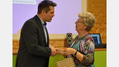 Bild: Michael Welnhofer/exb
Juane Demleitner bedankte sich beim Bürgermeister für den informativen Vortrag.