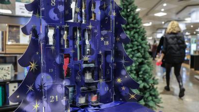 Bild: Oliver Berg/dpa
Ein Adventskalender mit Pflegeprodukten steht in einem Kaufhaus.