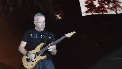 Archivbild: Angelika Warmuth
Der Sänger Eros Ramazzotti steht beim Start seiner Deutschland-Tour im Jahr 2019 auf der Bühne der Olympiahalle. IndiesemSommer spielt er in Regensburg.