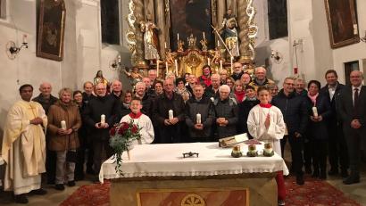 Bild: soj
Pfarrer Pater Anish George (links) segnete in der Pfarrkirche die Ehejubilare.