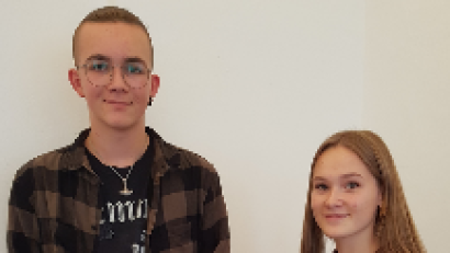 Bild: Jürgen Dietl/exb
Hannes Göppl von der Markus-Gottwalt-Mittelschule Eschenbach und Loe-Niabel Fürsattel von der Mittelschule Vilseck sind die neuen Bezirksschülersprecher für Mittelschulen der Oberpfalz.