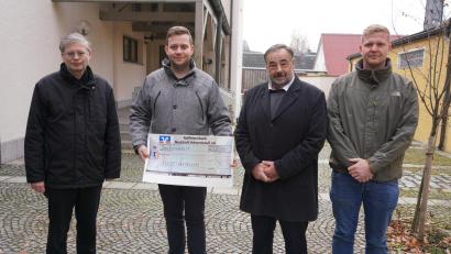 Bild: fvo
Scheckübergabe im Kirchplatz. Von links: Pfarrer Norbert Götz, Christian Müller, Bürgermeister Josef Beimler und Christian Gallitzendörfer.