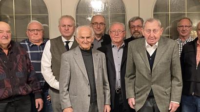 Bild: Weidner/exb
Tobias Hübner (Vorstandmitglied), Josef Burkhard, Georg Burkhard, Dieter Rosenberg (Vorsitzender), Jakob Kick, Altbürgermeister Georg Butz, Theo Büchner, Pfarrer Markus Ertl, Rupert Demleitner, Hermann Kick und Karl-Heinz Kraus (von links) zeigt das Bild.