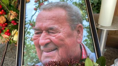 Bild: Völkl
Das Bild neben der Urne des Naturfreunds: Georg Birners Foto war eingerahmt von Früchten und Blumen.