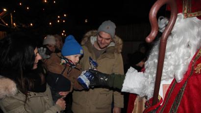 Bild: kro
Bei der Dorfweihnacht in Königshütte verteilte der Nikolaus Geschenke an die Kinder.