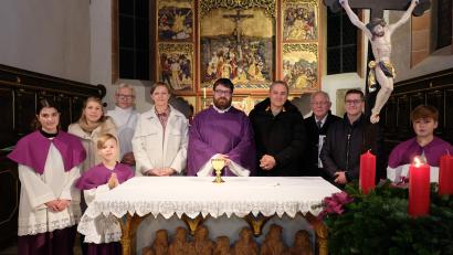 Bild: do
Verstärkung für den liturgischen Dienst: Pfarrer Johannes Bosco ernannte im Auftrag des Bischofs Sonja Fichtl (Zweite von links), Manuela Schneider (Fünfte von links), Johann Nickl (Zweiter von rechts) und Wolfgang Denk (Vierter von rechts) zu Kommunionhelfern. Verabschiedet wurde Josef Rupprecht (Dritter von rechts).