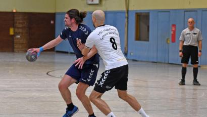 Bild: gb
Christian Bernhard (Nummer 8) von der HSG Nabburg/Schwarzenfeld ist nah dran am Tirschenreuther Gegenspieler. Die HSG siegte im Stiftland klar mit 33:22.