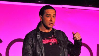 Bild: stg
Bülent Ceylan sorgt als "Luschtobjekt" für beste Stimmung in der Max-Reger-Halle.