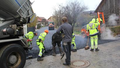 Bild: Josef Böhm
Lückenschluss vom Heideweg zur Dietersdorfer Straße: Nicht alles ist Maschinenarbeit, bisweilen muss auch Hand angelegt werden.