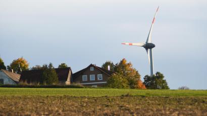 Bild: Gabi Schönberger
Am Ahornberg bei Bärnau dreht sich ein Windrad. Um die Vorgaben der Bundesregierung zu erfüllen, müssen die Kommunen weitere Flächen ausweisen, auf denen Windkraftanlagen gebaut werden können.